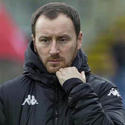 Ian Cathro feliz com vitória, admite tristeza e dificuldade em jogar aqui