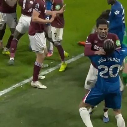 Ex-Benfica expulso após agarrar pescoço de adversário no Chelsea-West Ham