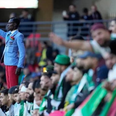 Michel Mboladinga fica estátua nas bancadas durante a CAN