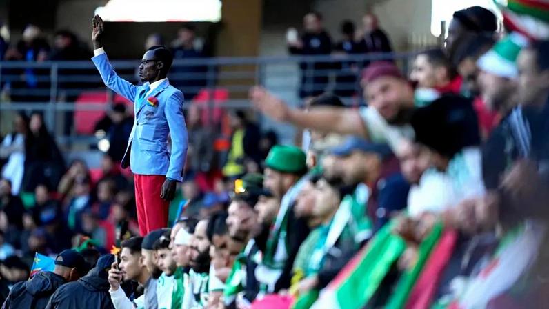 Conhece Michel Mboladinga? Adepto da RD Congo ficou em 'modo estátua' nas bancadas durante toda a CAN