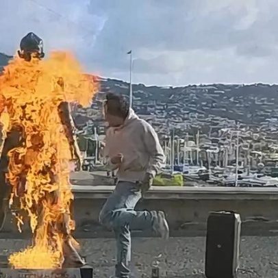 Homem filma-se a incendiar estátua de Cristiano Ronaldo junto ao Museu CR7