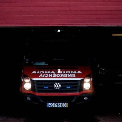 Bombeiros combatem incêndio em prédio de oito andares em Alenquer