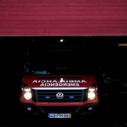 Bombeiros combatem incêndio em prédio em Alenquer