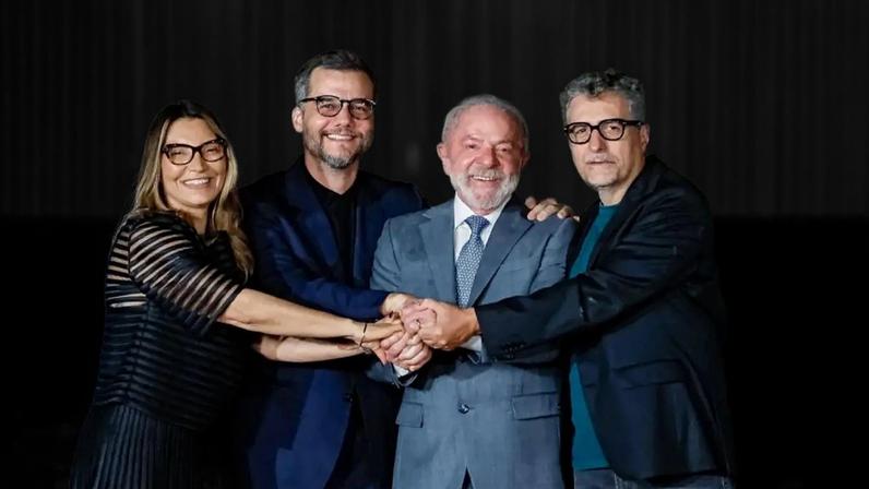A primeira-dama Janja da Silva, o ator Wagner Moura, o Presidente do Brasil Lula da Silva e o realizador Kleber Mendonça Filho