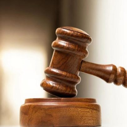Ex-funcionária condenada a 30 anos por matar bebé com ácido