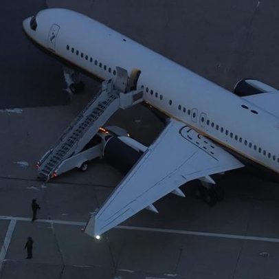 Nicolás Maduro desce de avião algemado em Nova Iorque