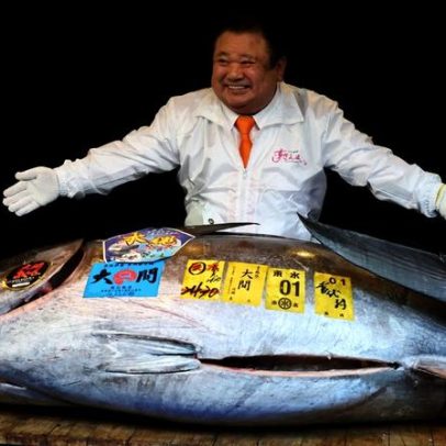 Rei do atum quebra recorde ao comprar peixe de 243 kg por 2,8 milhões