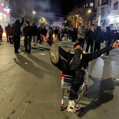 Protestos aumentam em Teerã e Internet é cortada em todo o país