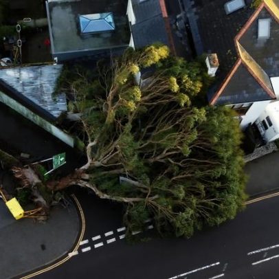 Tempestade no Reino Unido deixa morto e milhares sem luz
