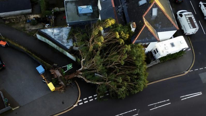 Um morto e milhares de casas sem luz após tempestade no Reino Unido