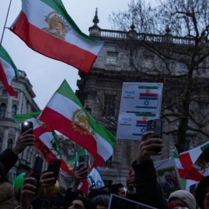 Milhares manifestam-se em Londres em apoio aos protestos no Irão