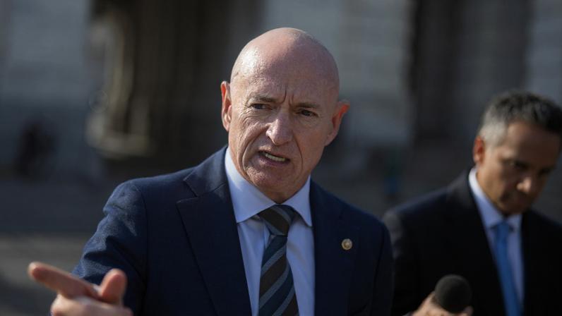 Senador processa Pete Hegseth e Pentágono: "Ilegal e inconstitucional"