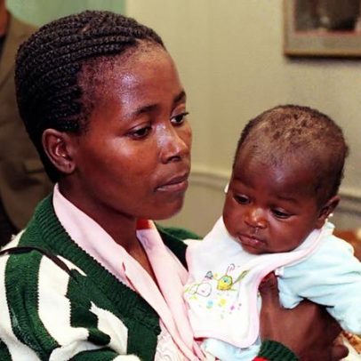 Morre Rosita, a bebé que nasceu em cima de uma árvore em 2000