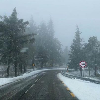 Nevão corta estradas e encerra escolas na Serra da Estrela