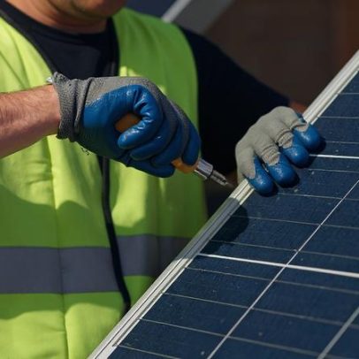 Solar Solidário instala painéis solares em famílias vulneráveis