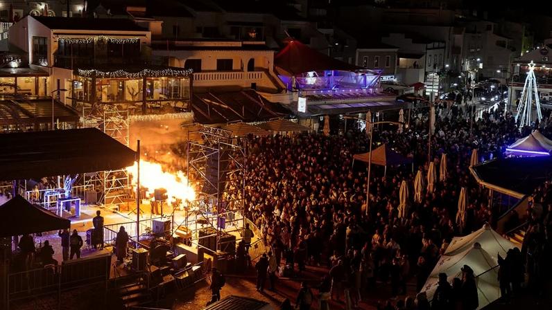 Praia do Carvoeiro celebrou entrada em 2026 com milhares de pessoas