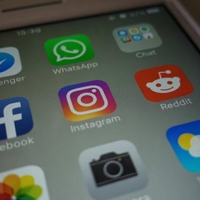 França discute proibir redes sociais a menores de 15 anos e enfrenta aplicação