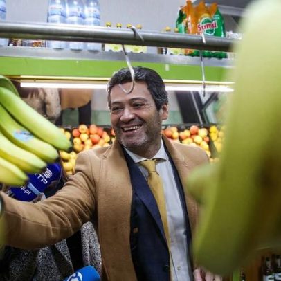 Ventura rejeita rótulo de 'miss' e mostra bananas durante campanha