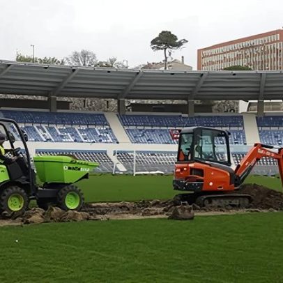 Intervenção no relvado do Estádio do Restelo em curso