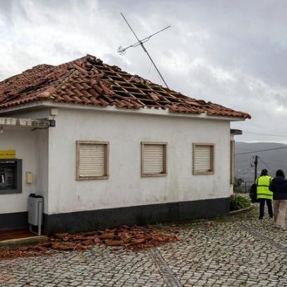 Homem de 73 anos morre ao cair do telhado que reparava