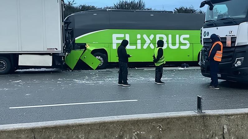 Fotografias mostram o (impressionante) ecrã do primeiro iPhone dobrável