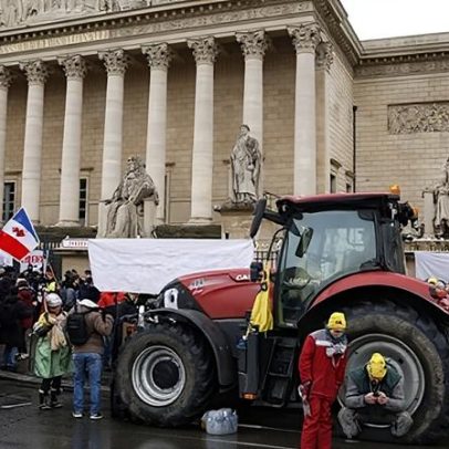 Agricultores bloqueiam estradas na França junto à Bélgica e Espanha
