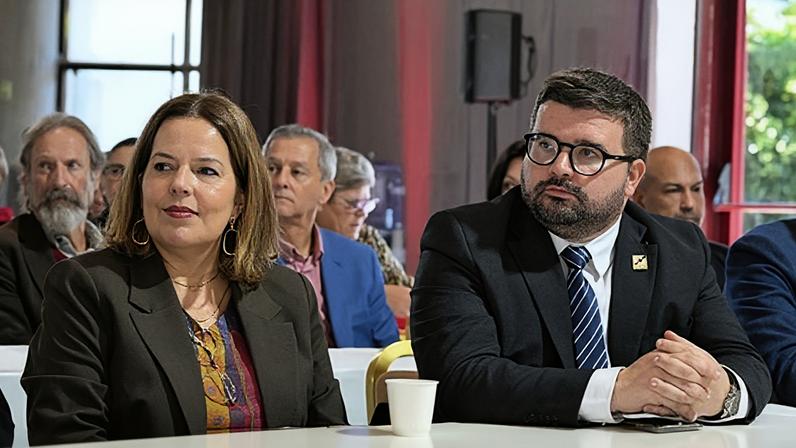 Famalicão: Peluches atirados para o Pavilhão Municipal entregues a crianças