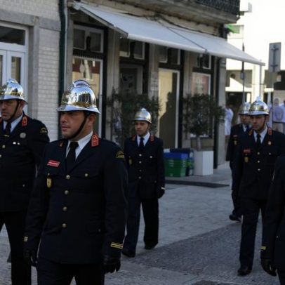 Bombeiros da Cruz Verde cumprimentam o Ano Novo na Praça do Município