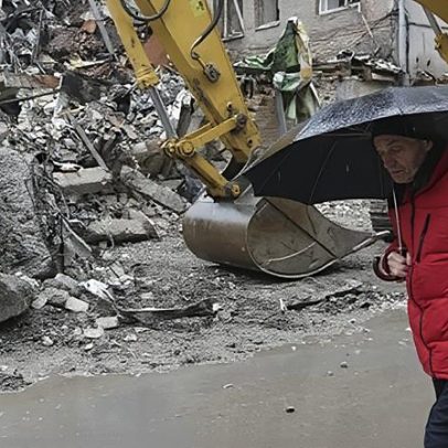 Ataques aéreos russos matam duas pessoas perto de Kharkiv