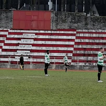 Sporting Clube Celoricense protesta contra arbitragens no início do jogo