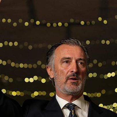 Oskar entra para desenhar o que está escrito nas estrelas