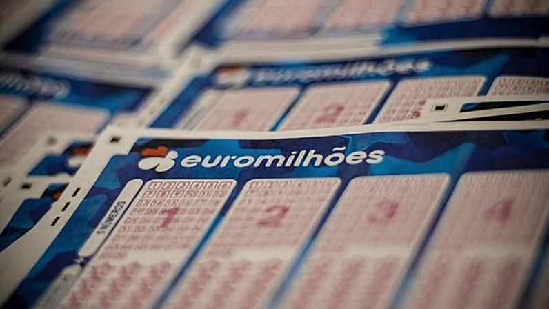 Grok admite publicar imagens de menores com IA no X