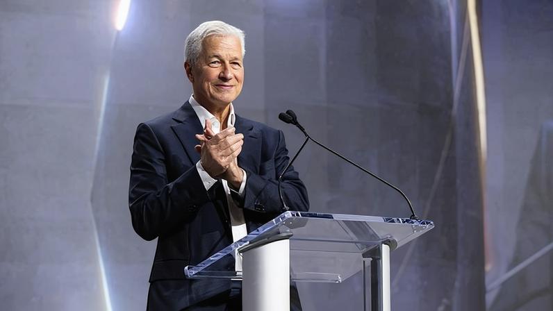 CEO do JPMorgan prevê “desastre económico” caso Trump limite taxa de juro sobre cartões de crédito