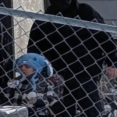 Agentes do ICE detêm criança de cinco anos à porta de casa no Minnesota