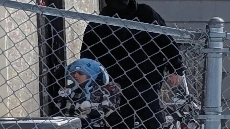 Agentes do ICE detêm criança de cinco anos à porta de casa no Minnesota