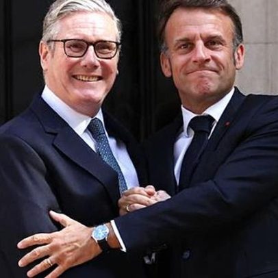 Starmer com óculos de sol brinca com Macron em espetáculo em Londres