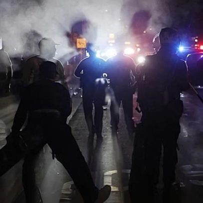 Polícia de Los Angeles dispersa manifestantes anti-ICE com spray de pimenta