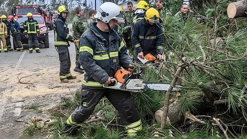 Pequena embarcação naufraga junto à Ponte do Freixo no Porto