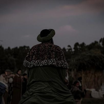 Carro estacionado no meio da rua no centro de Famalicão
