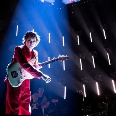 Capitão Fausto atua na MEO Arena num concerto com subida de público