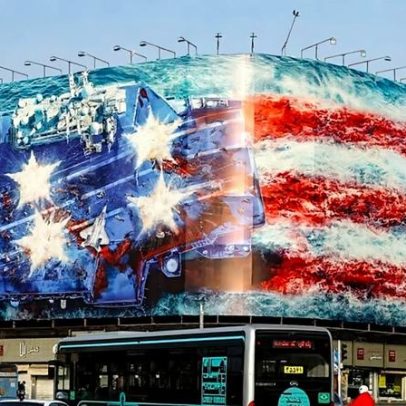 Mural gigante em Teerão revela ameaça aos EUA