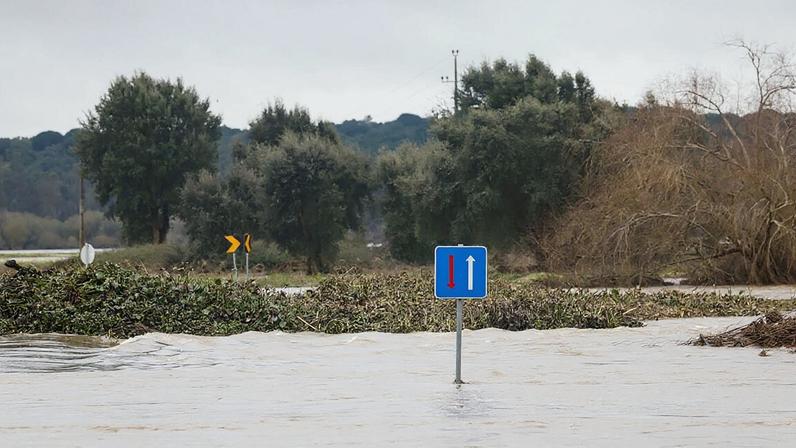 Várias estradas ficaram submersas devido à subida do nível da água