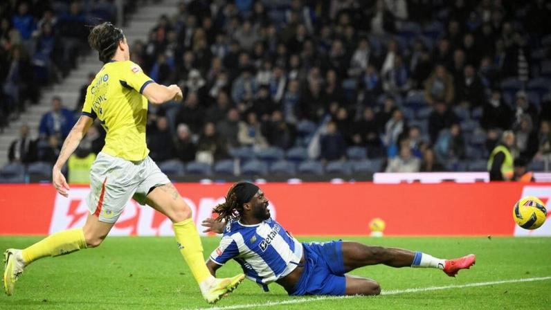 Moffi estica-se para marcar o golo que fechou o resultado no Dragão.