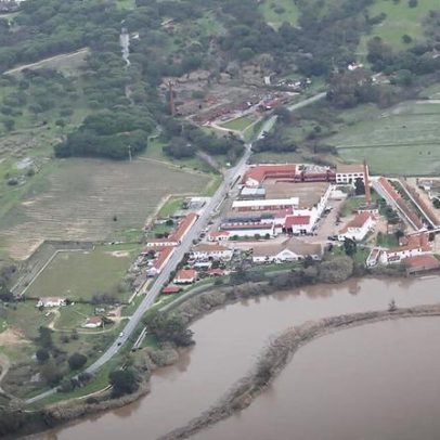 Helicóptero da Força Aérea mostra áreas inundadas no país