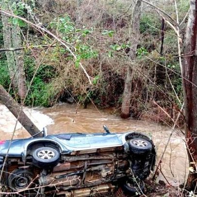 Casal de idosos fica ferido após queda de carro numa ribanceira em Mirandela