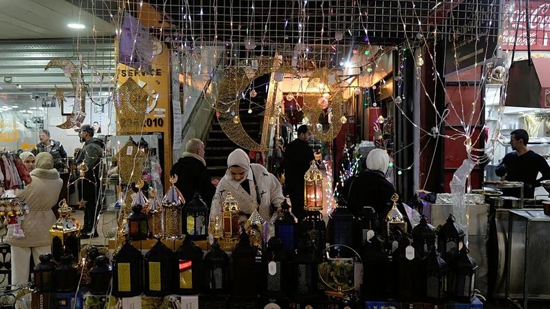 Mulher palestiniana compra luzes antes do mês de jejum do Ramadão, na cidade cisjordana de Nablus, terça-feira, 17 de fevereiro de 2026
