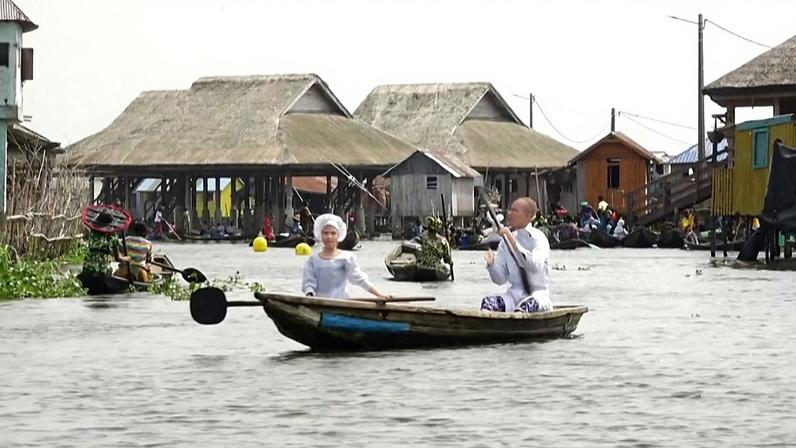 Canoas navegam no lago Nokoué, em Ganvié