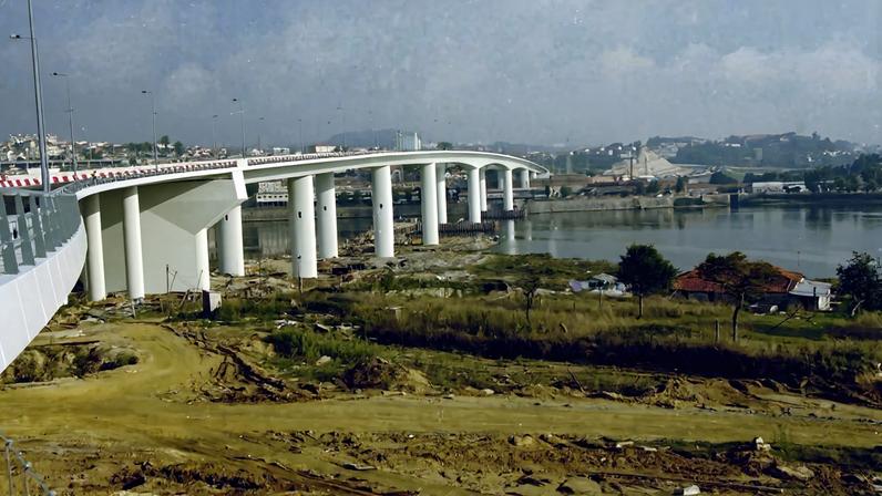 Pequena embarcação naufraga junto à Ponte do Freixo no Porto