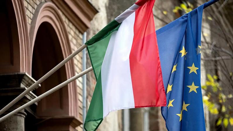 Arquivo - Bandeiras da Hungria e da UE lado a lado num edifício público em Budapeste em 2023