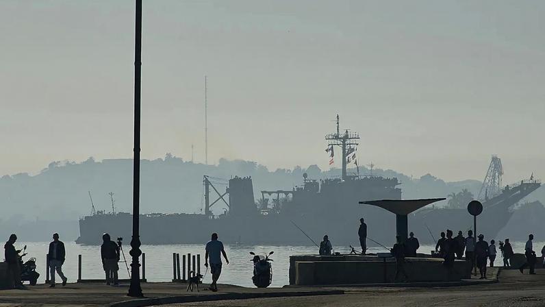 O navio Papaloapan, da Marinha mexicana, transportando ajuda, segundo o governo mexicano, chega à baía de Havana, em Cuba, a 12 de fevereiro de 2026.